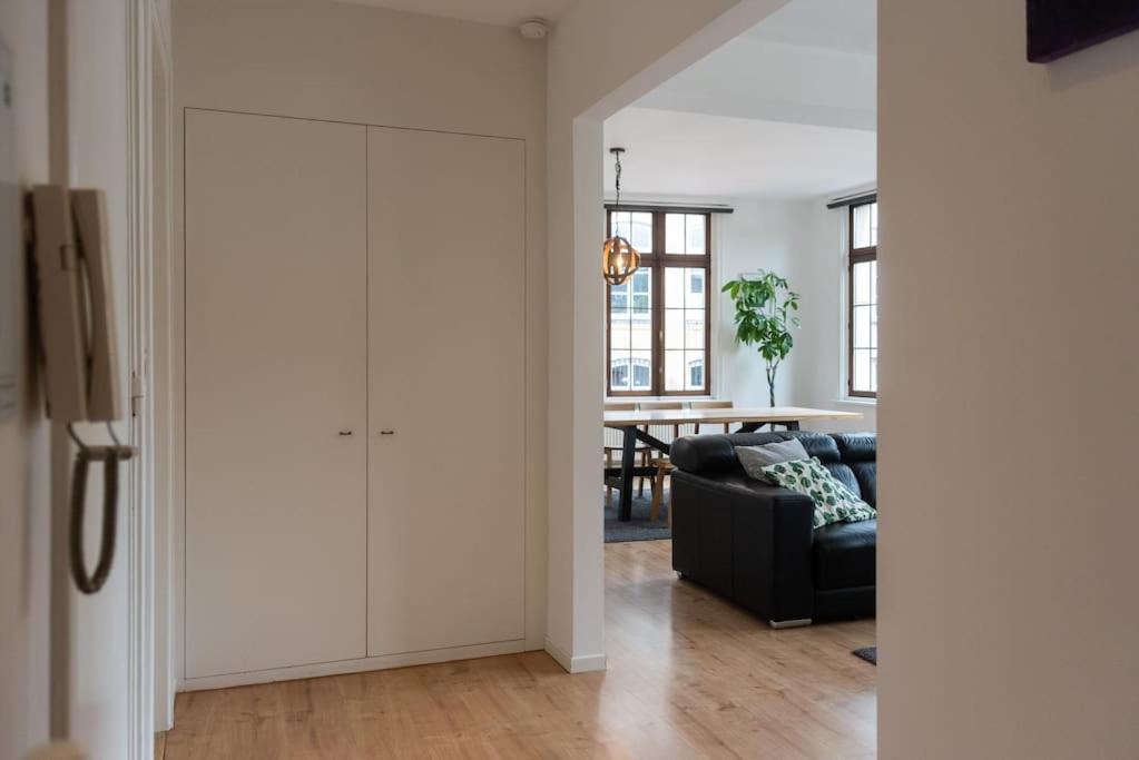 The View - Spacious 2 Bdr Appt In With View Антверпен Екстериор снимка